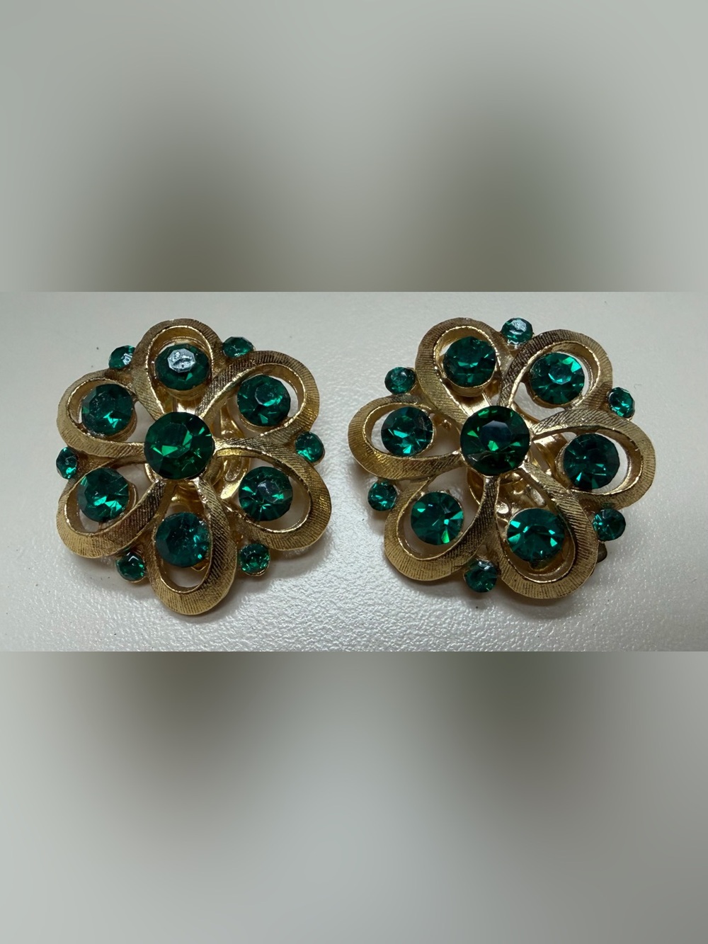 Vintage 1960s Emerald Green Rhinestone Gold Floral Clip On Earrings